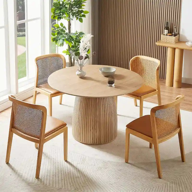 Runder moderner Esstisch aus Holz für die Küche