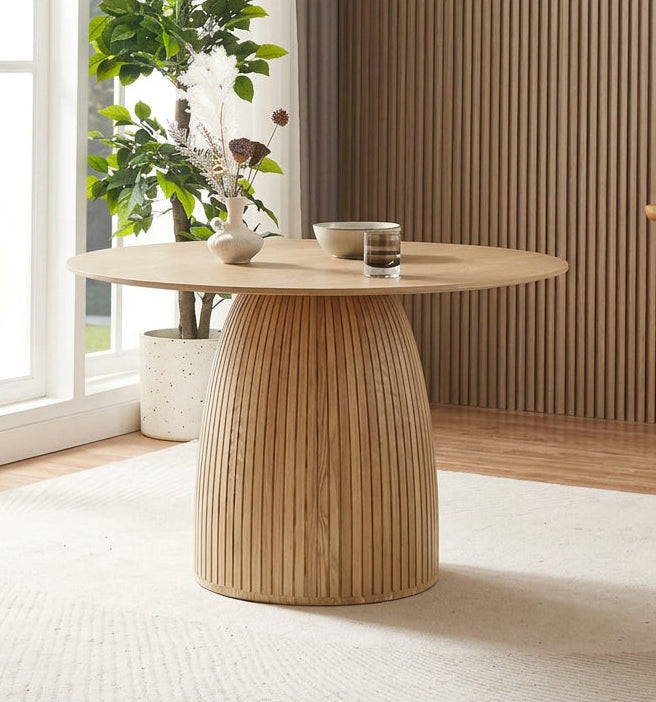 Runder moderner Esstisch aus Holz für die Küche